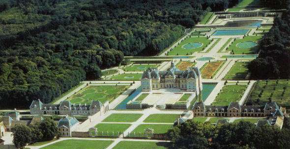 Een van de eerste tuinen die door Le Nötre is aangelegd, is Vaux-le-Vicomte in de nabijheid van Melun.