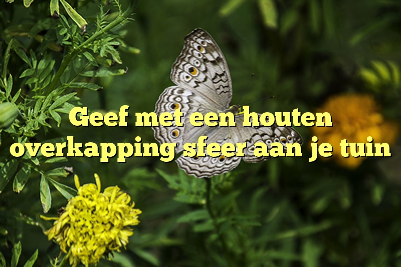 Geef met een houten overkapping sfeer aan je tuin